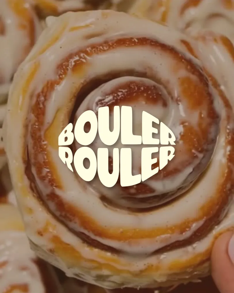 Gros plan d’un cinnamon roll glacé, le logo au centre