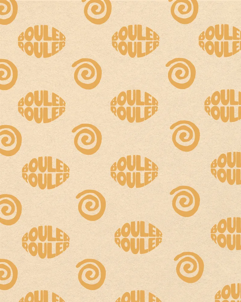 Motif répété du logo Bouler Rouler et de spirales orange sur fond beige