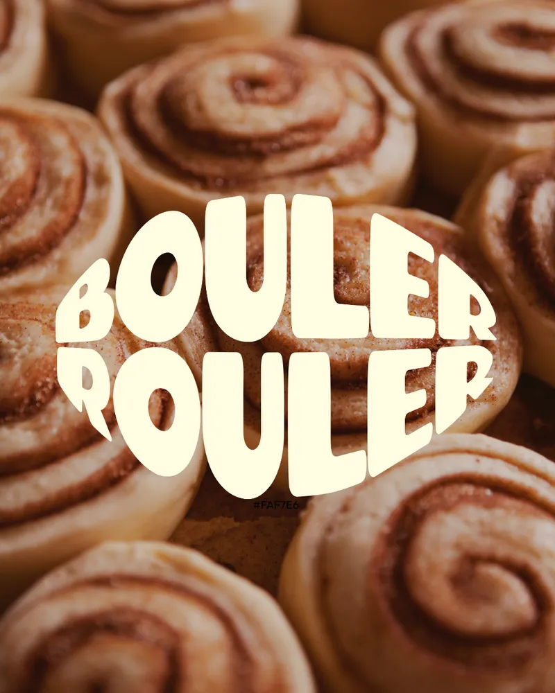 Gros plan de cinnamon rolls crus avec le logo crème au centre