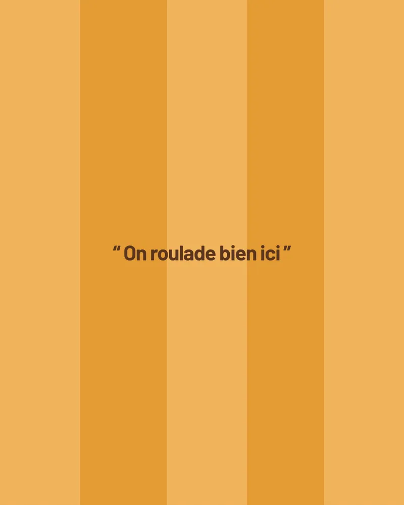 Bandes verticales orange avec la phrase « On roulade bien ici »