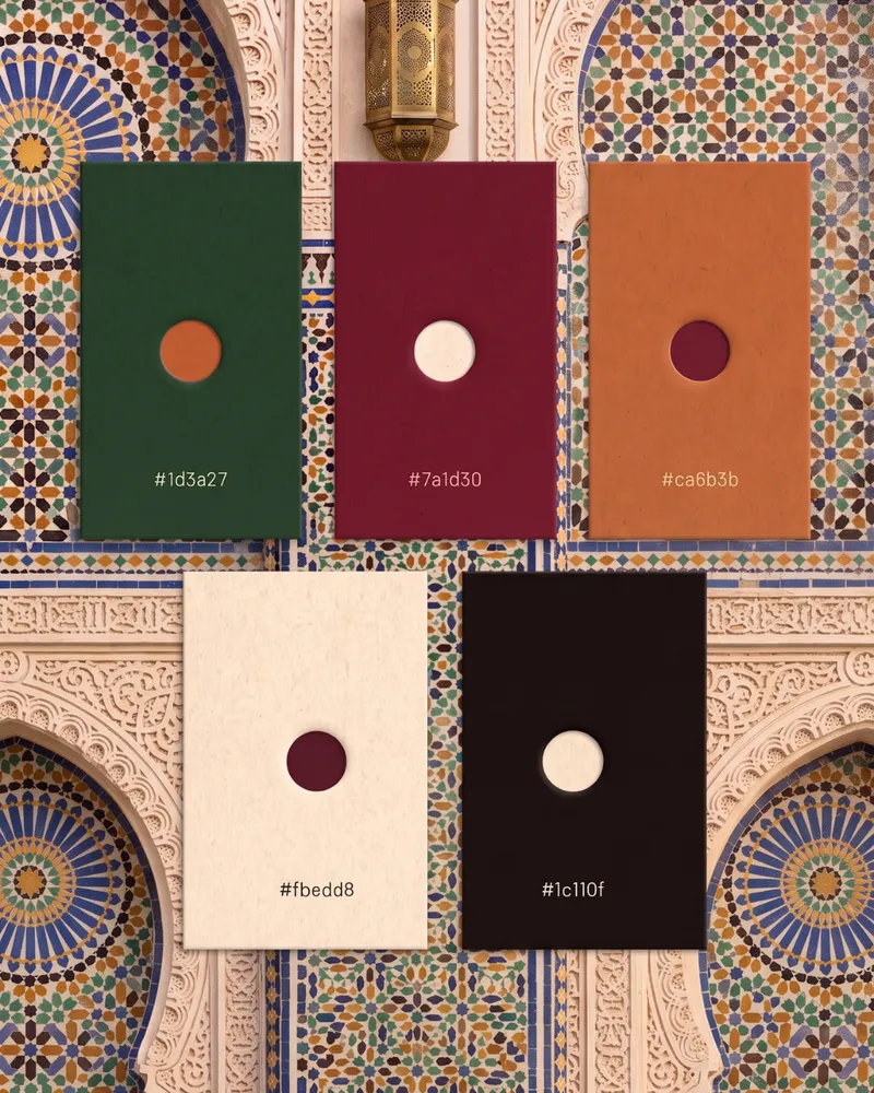 Cinq cartons de couleur posés sur de la mosaïque marocaine : vert, bordeaux, terre cuite, crème et noir brun, avec leurs codes